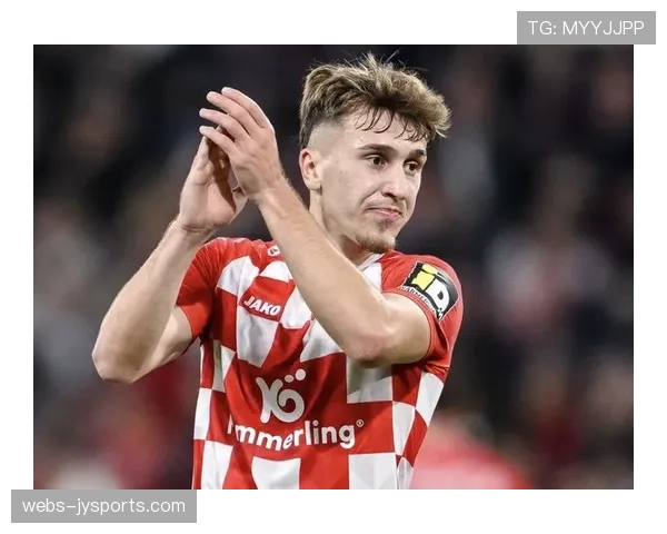 关键时刻：美因茨前锋错失单刀良机，抱头遗憾