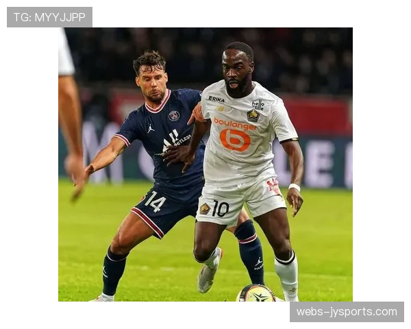 巴黎圣日耳曼定位球战术配合成熟，角球前场任意球重要补充